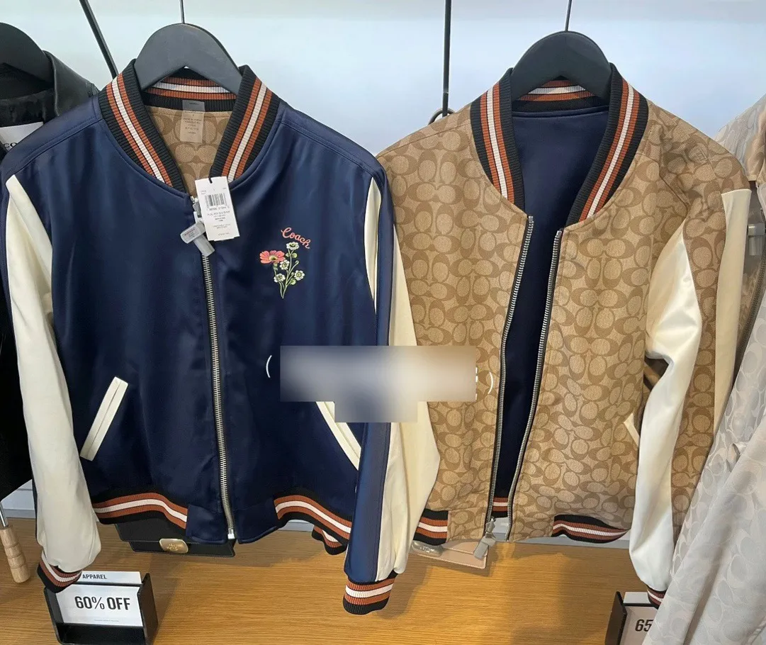 Model pictures for two wears in one! COACH New Arrival women's jacket is here. Kou's New Arrival embroidered reversible baseball jacket for women. Super beautiful reversible baseball jersey. Produced by a major trading factory. Excellent quality. The quantity is not large, only about 500 pieces. But it's also very fragrant. One side is made of high-weight Navy Blue satin fabric. This fabric is absolutely amazing. Ordinary satin fabrics on the market are either soft and shapeless. Or the texture is rough and not delicate enough. The more delicate the fabric, the higher the fabric requirements. The fabric woven with forty-eight double yarns and three yarns is not only as delicate as Dove chocolate. And just hanging it flat there is very classy. I have tried it countless times and there is absolutely no snagging. The grass embroidery on the front chest can be said to be very three-dimensional. Perfectly complementing each other. Wearing it on the reverse side is a combination of color-blocked C all-over print and satin fabric. Classic is revealed in a low profile. All sizes available in complete packaging. Size: S-L (reversible) Color: Navy Blue (presbyopia reversed) (Material: polyester fiber) S size: length 59CM, bust 120CM, shoulder raglan (raglan) 72CM, reference weight 90-105 catties M size: length 61CM, bust 124CM, shoulder raglan (raglan) 74CM, reference weight 105-115 catties L size: length 63CM Bust 128CM, shoulder sleeves (raglan) 76CM, reference weight 115-130 catties